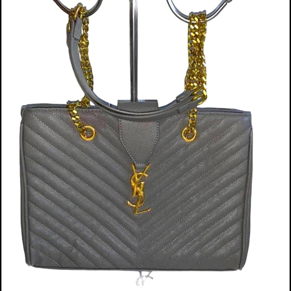 Cute leather shoulder bag with chain strap. Great condition. Rarely worn